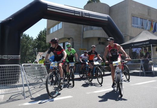 Un centenar de afeccionados ao ciclismo na natureza participaron hoxe na VIII Ruta Río Ulla en BTT de Touro